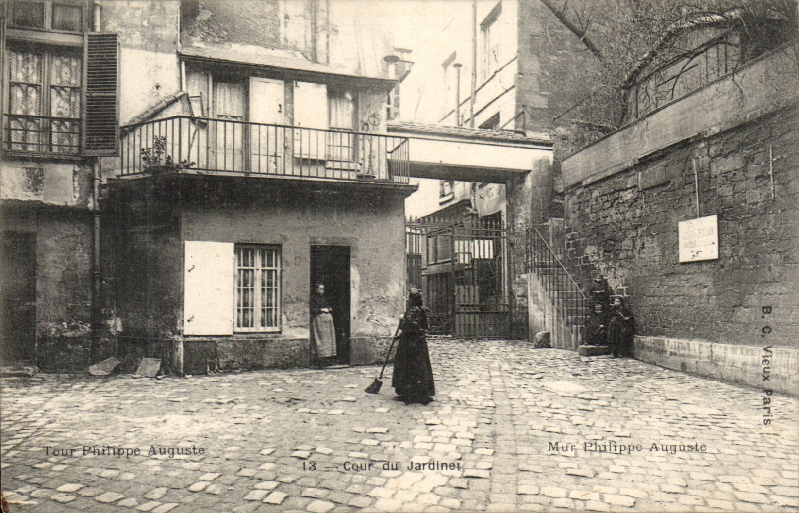Cour du Jardinet — Mur Philippe Auguste — B.C. Vieux Paris