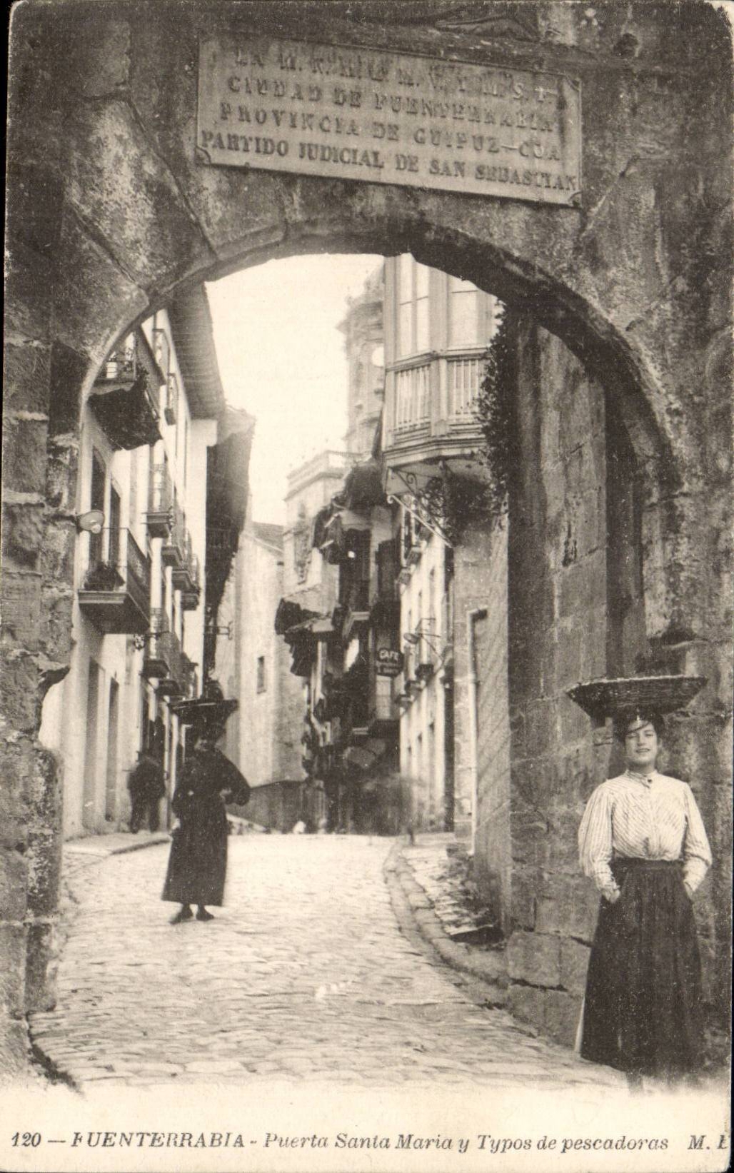 Fuenterrabia — Puerta Santa María y Tipos de pescadoras — M. L. n° 120