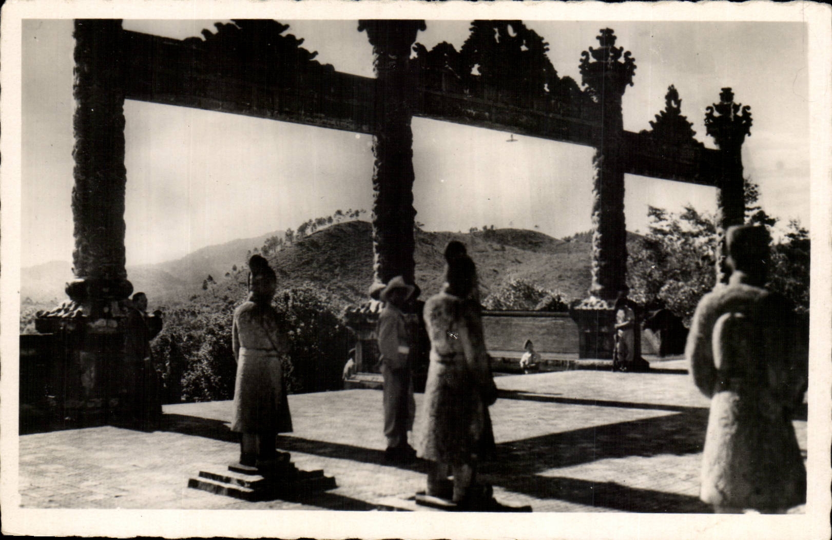 CPA Hue (indocheine) Tombeau Khai Dinh (mandarins de pierre) Vietnam