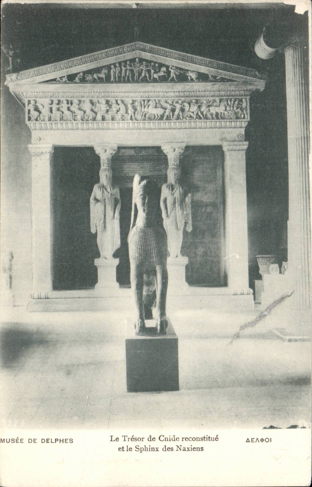 Musée de Délphes — Le Trésor de Cnide reconstitué et le Sphinx des Naxiens — Éditeur : Pallis & Corizas, Athènes