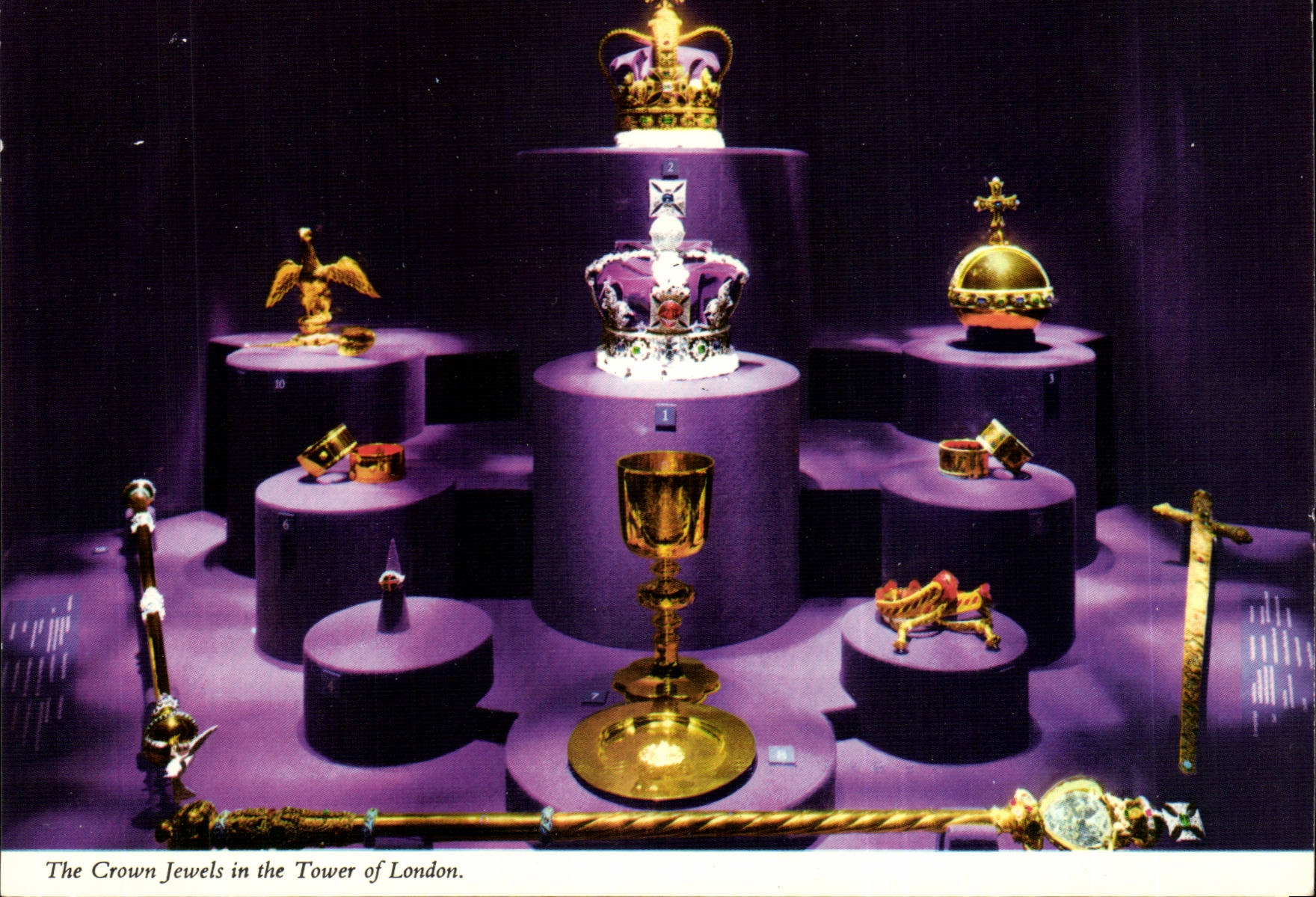 Grande Bretagne The crown jewels in the tower of London CPM London Londres (bijoux)