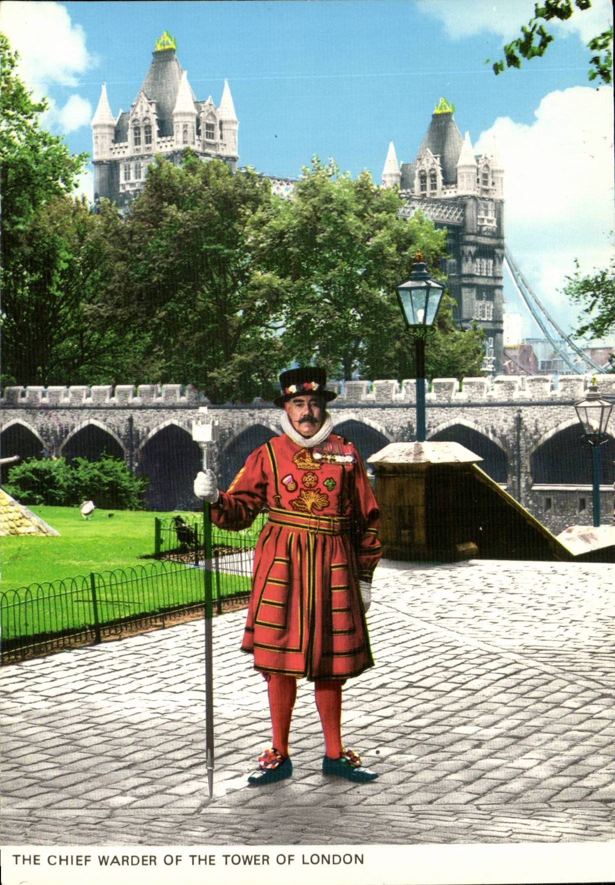 Grande Bretagne CPM London Londres The chief warder of the tower of London