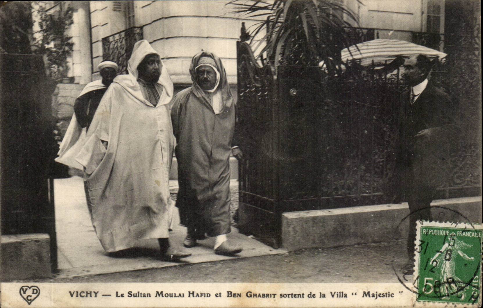 Vichy — Le Sultan Moulay Hafid et Ben Ghabrit sortent de la Villa « Majestic » — V.D.C.