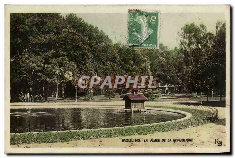 Moulins CPA La place de la Republique
