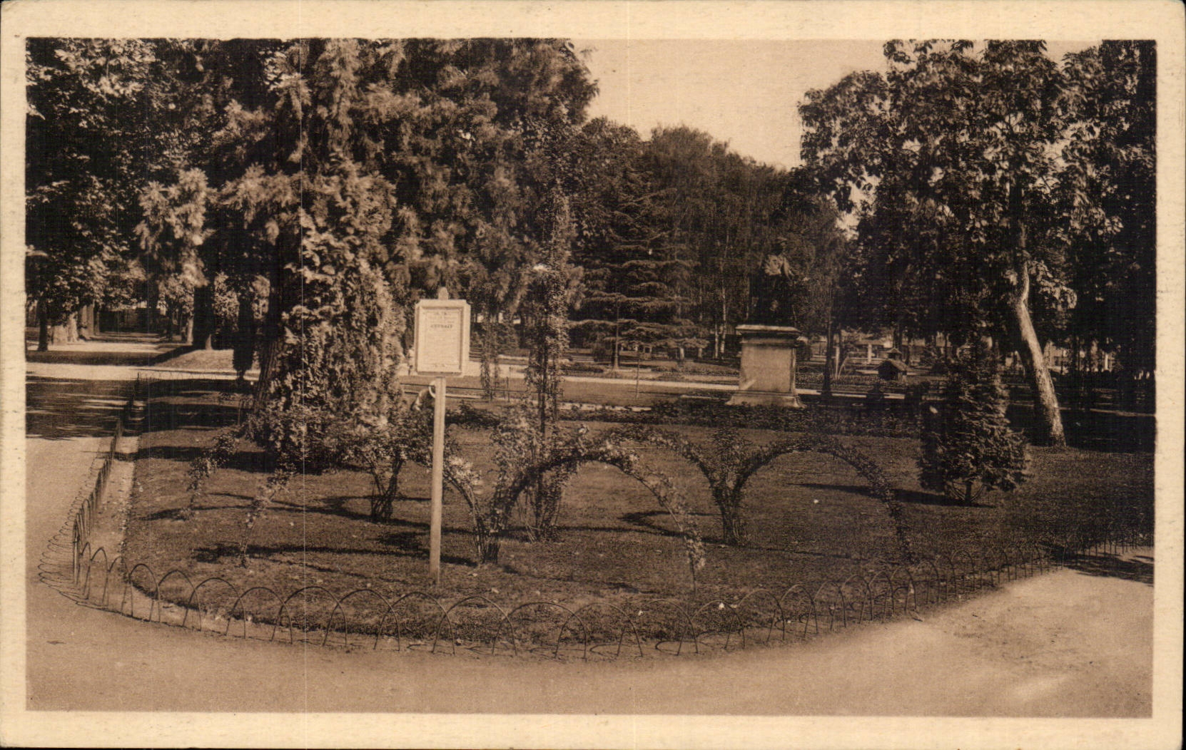 Moulins CPA Square de la Republique et statue de Banville 