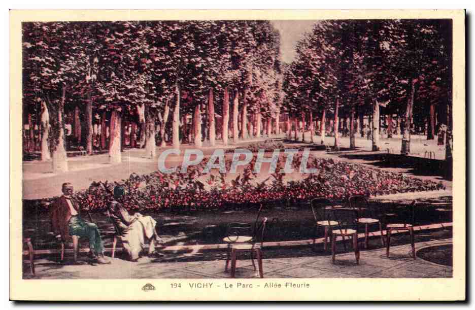 Vichy CPA Le parc Allee fleurie