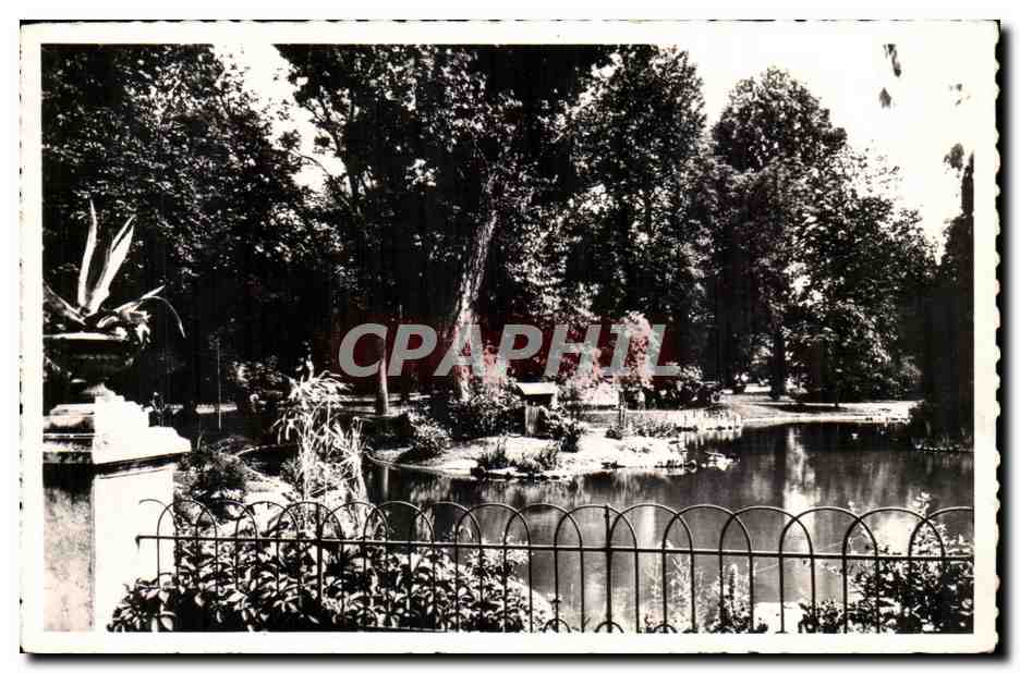 Vichy CPA Un coin des nouveaux parcs