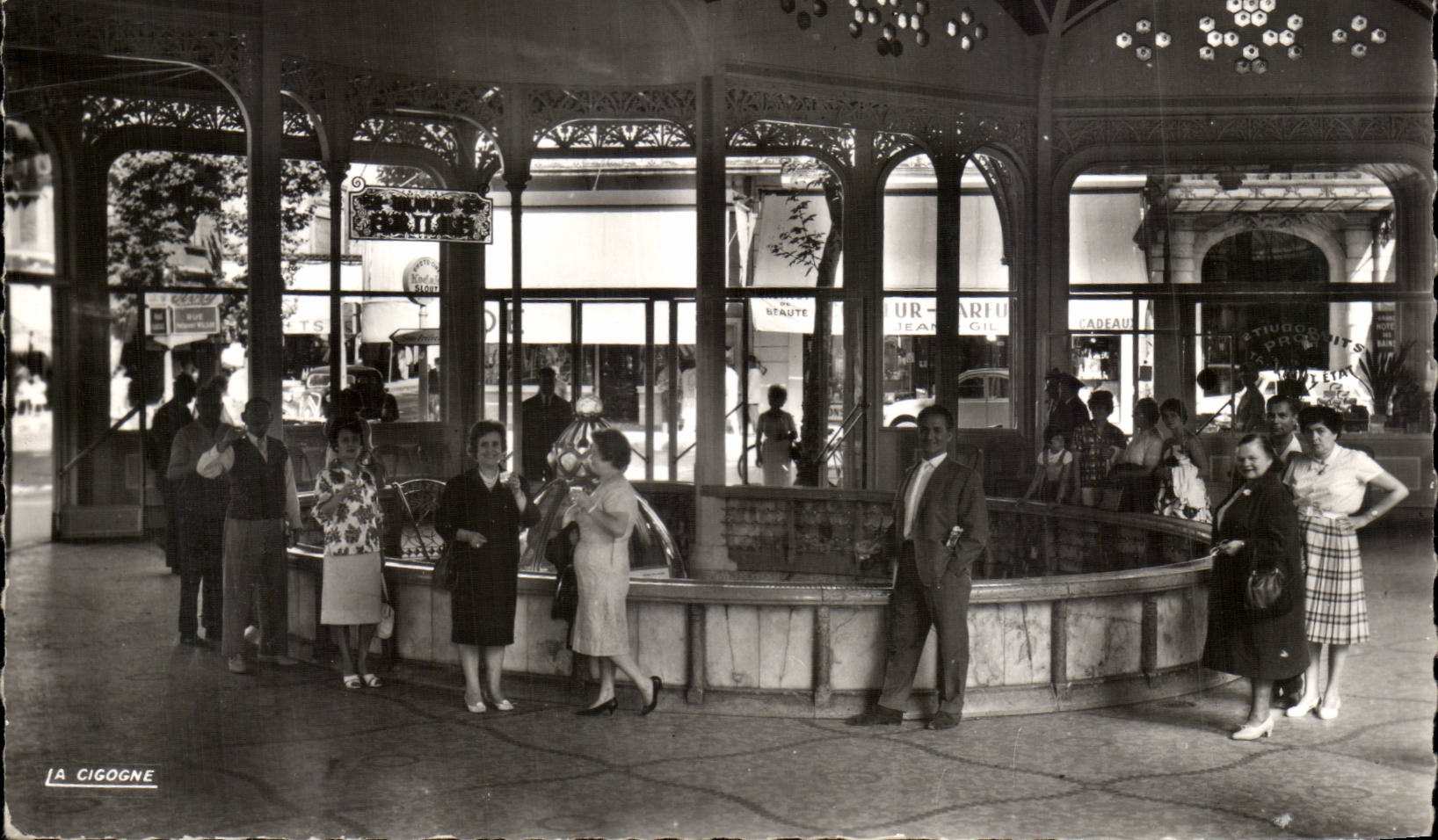 La Cigogne — Place de l'Hôtel de Ville, Vichy — Photo véritable
