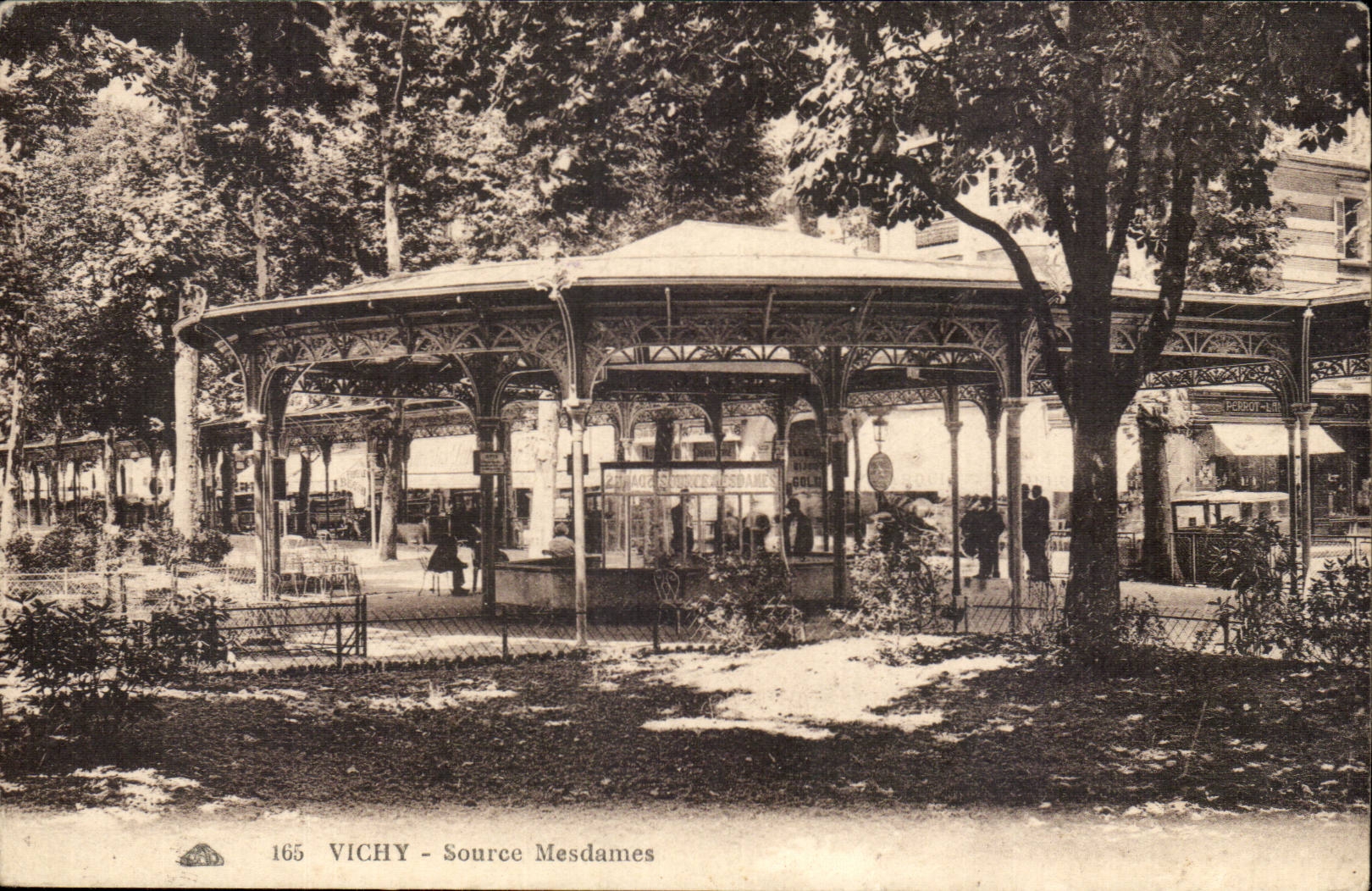 CPA Vichy Source Mesdames