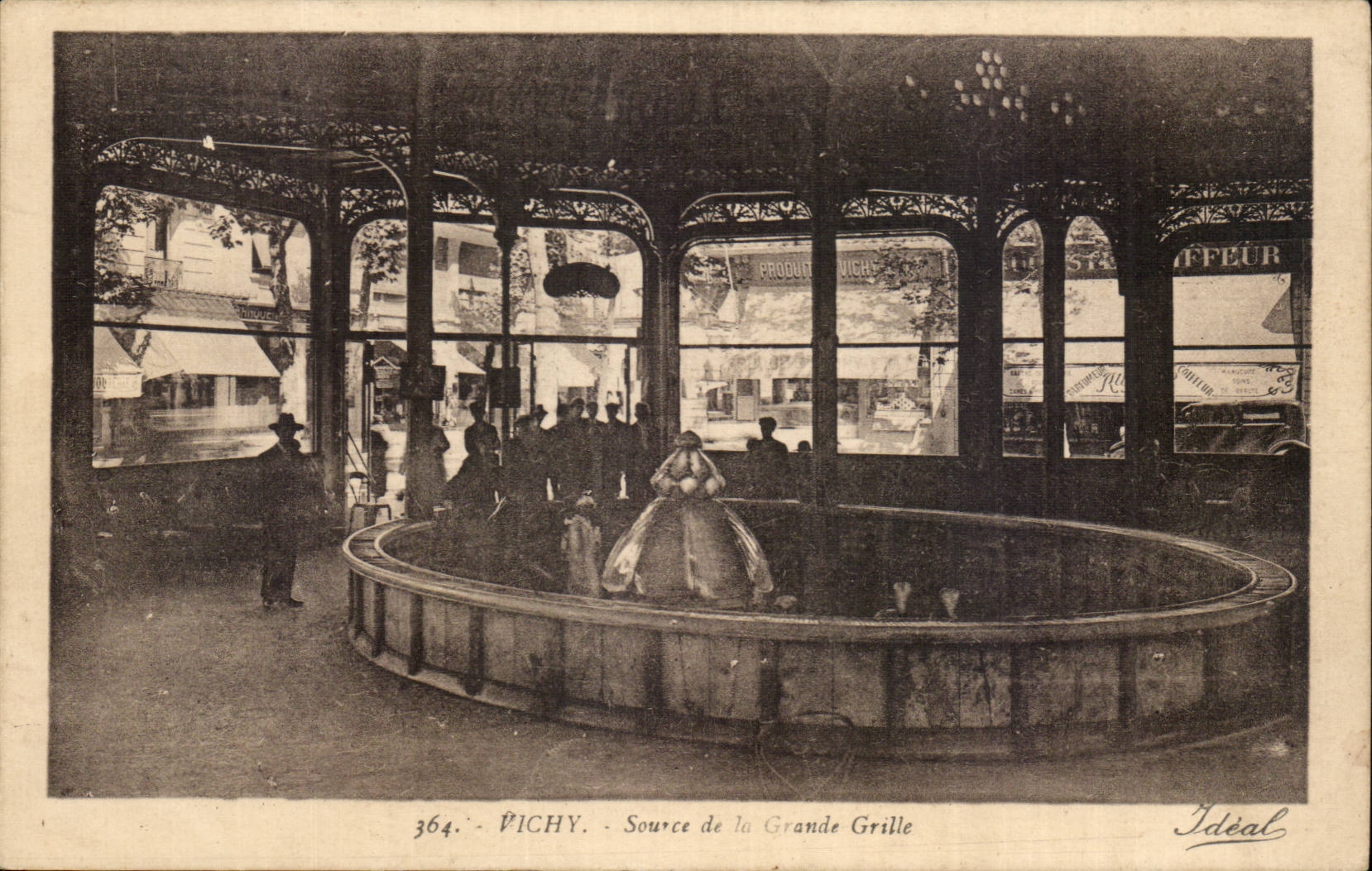 Vichy CPA Source de la grande grille