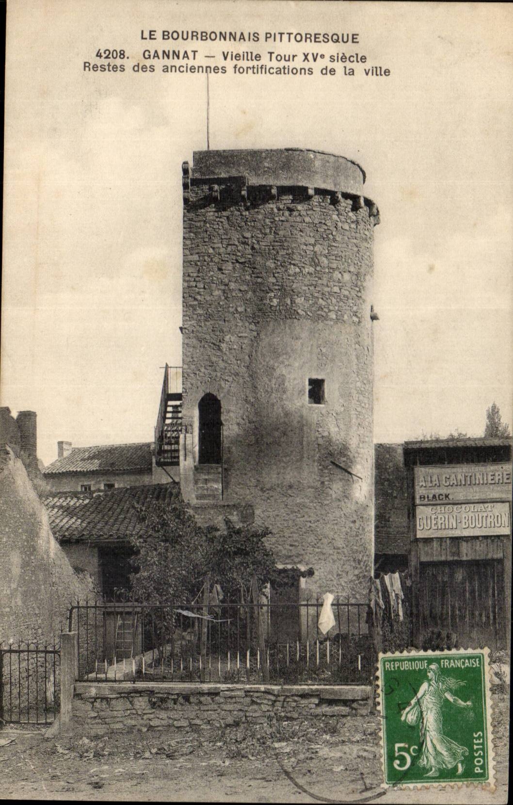 Gannat — Vieille Tour XVᵉ siècle — Restes des anciennes fortifications de la ville