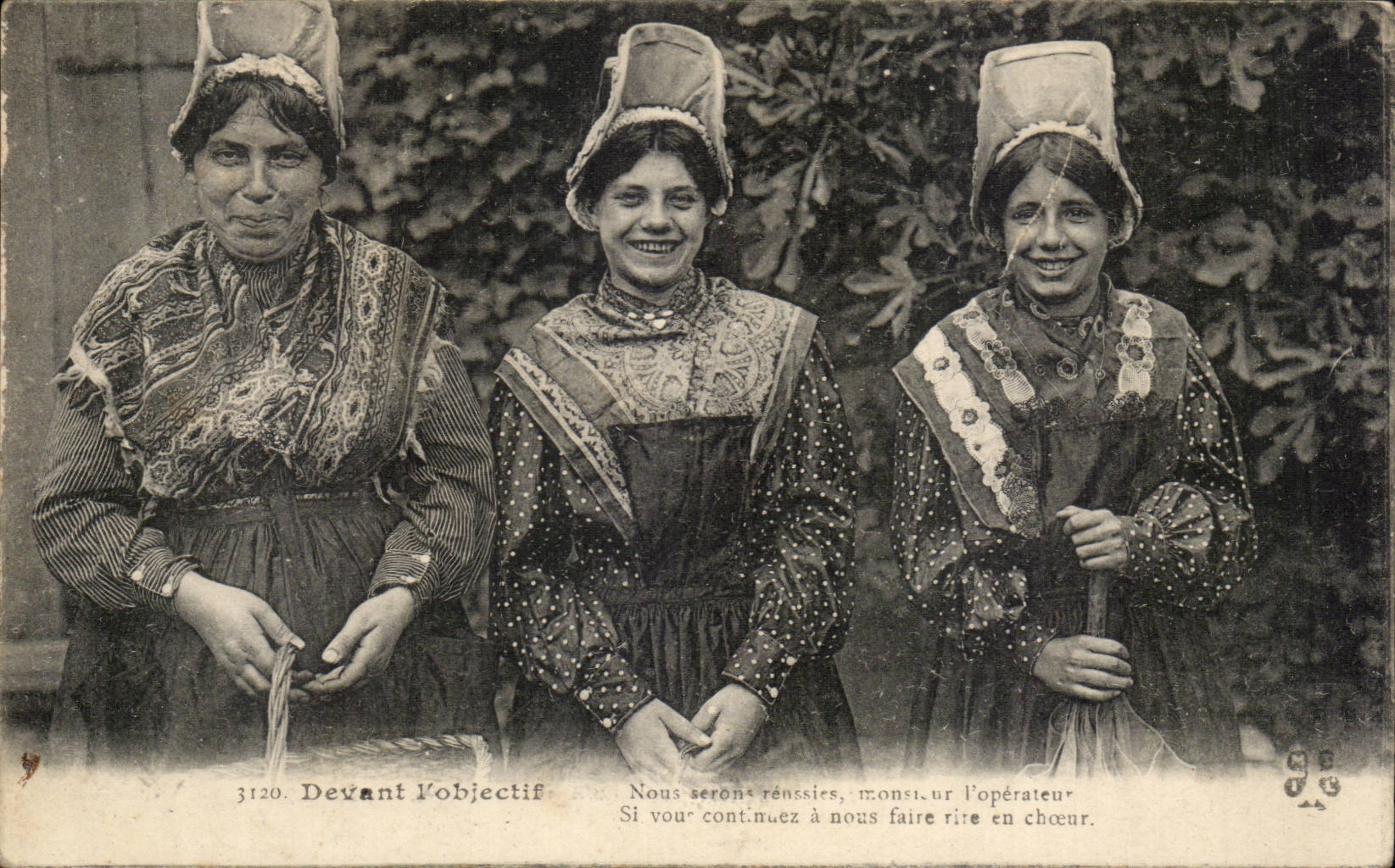 Folkore - Costumes - Devant l'Objective - Si vous continuez a nous faire rire en choeur - CPA 