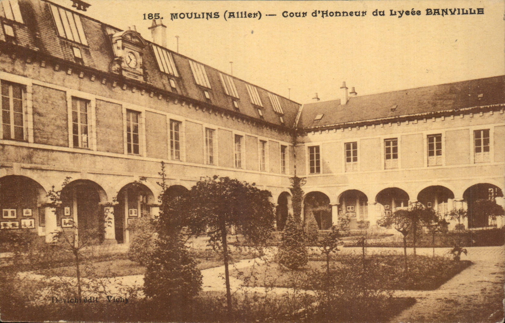 Moulins (Allier) — Cour d'Honneur du Lycée Banville