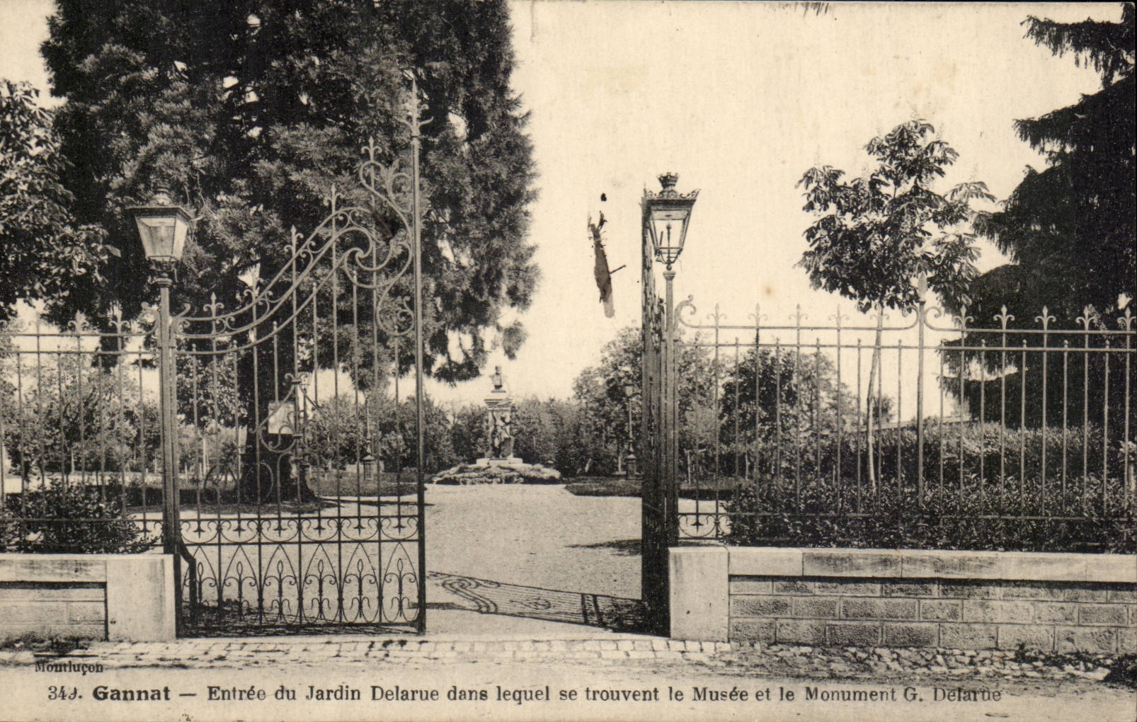 gannat - Entree du Jardin Delarue dans lequel se trouvent le Musee et le Monument G Defarue - CPA 