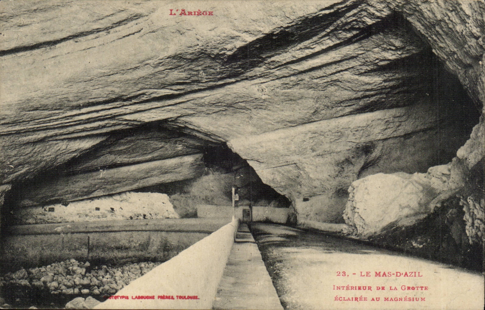 Le Mas d'Azil CPA Interieur de la grotte Eclairee au magnesium