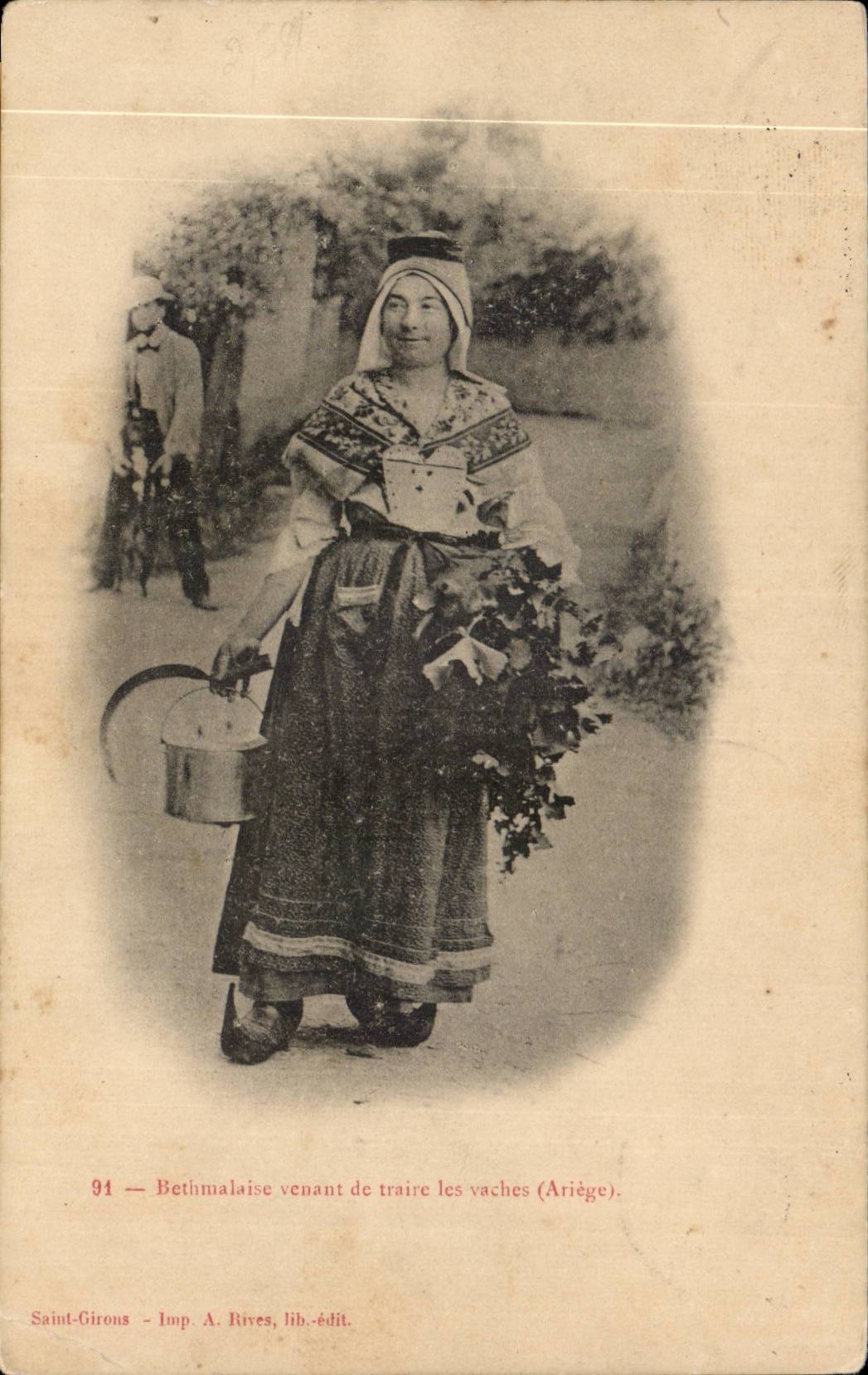 CPA Ariege Bethmalaise venant de traire les vaches (folklore costume)