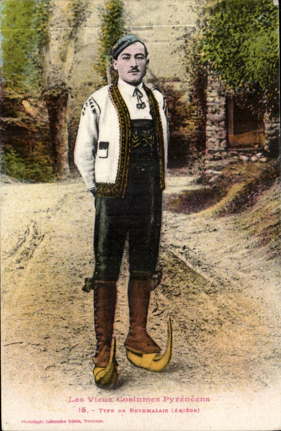 CPA Ariege Les vieux costumes Pyreneens Type de Bethmalais (folklore costume)