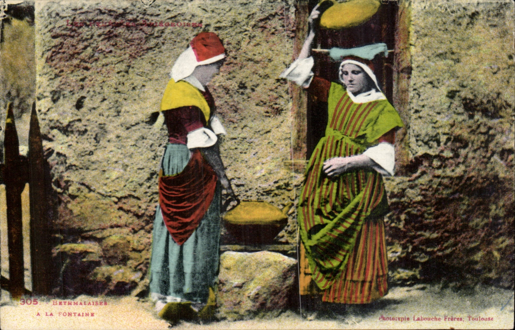 CPA Les vieux costumes Pyreneens Bethmalaises a la fontaine Ariege (folklore costume) TOP