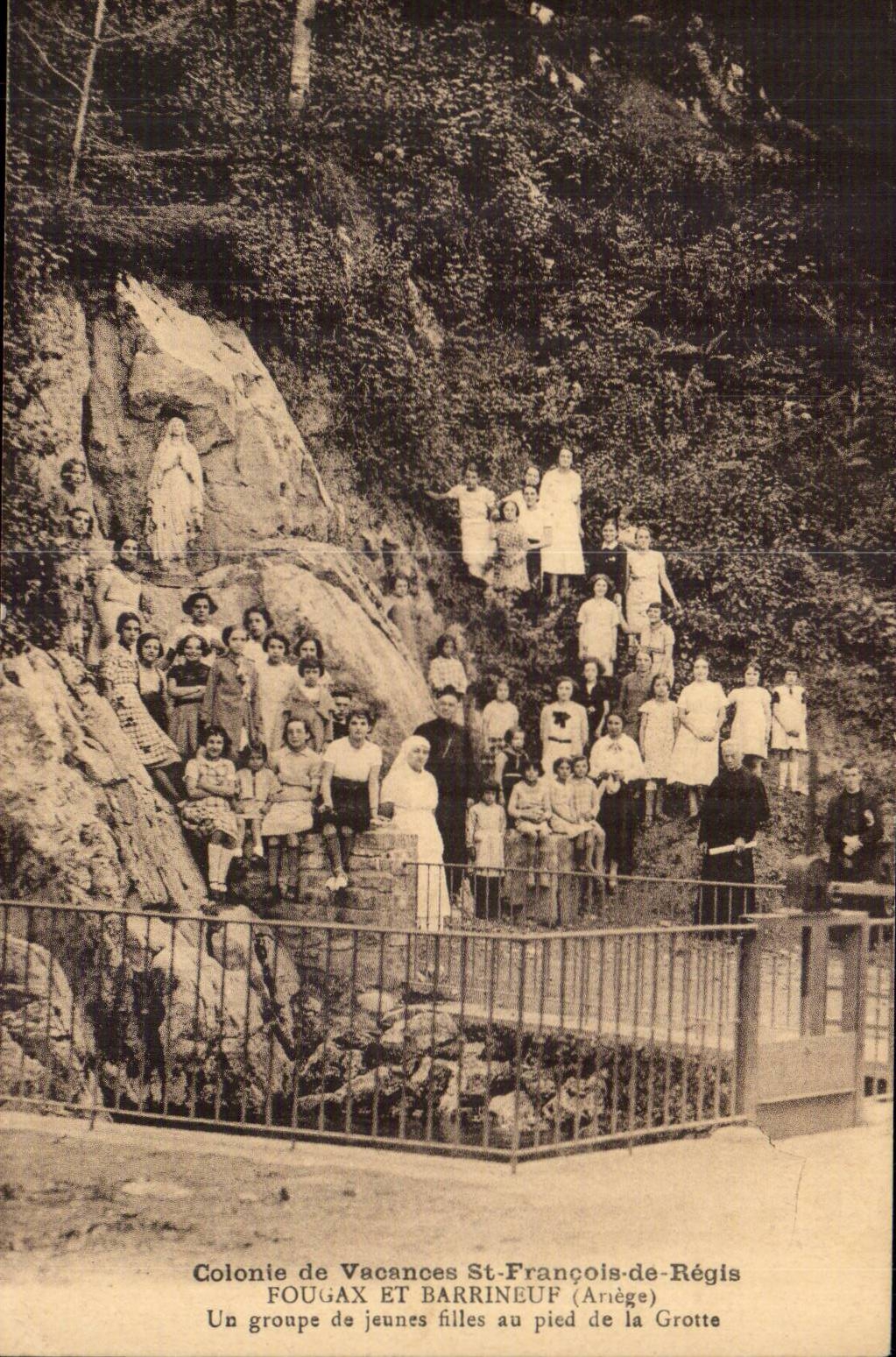Colonie de Vacances St-François-de-Régis — Fougaux et Barrineuf (Ariège) — Un groupe de jeunes filles au pied de la Grotte