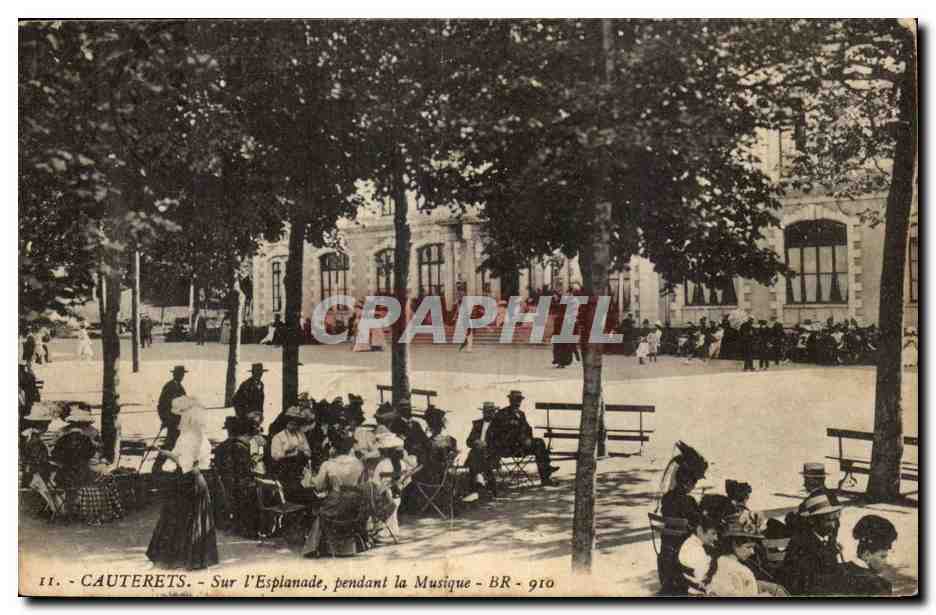 Cauterets - Sur l'Esplanade, pendant la Musique - BR - 910