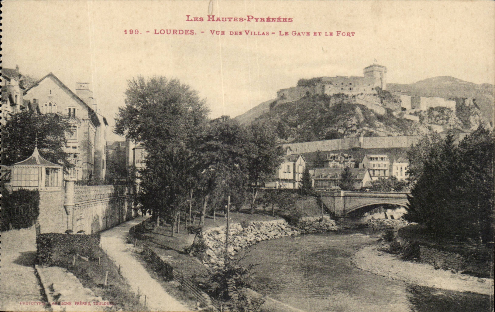 CPA Lourdes Vue des villas Le Gave et le fort