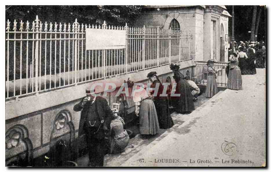 CPA Lourdes La grotte Les robinets