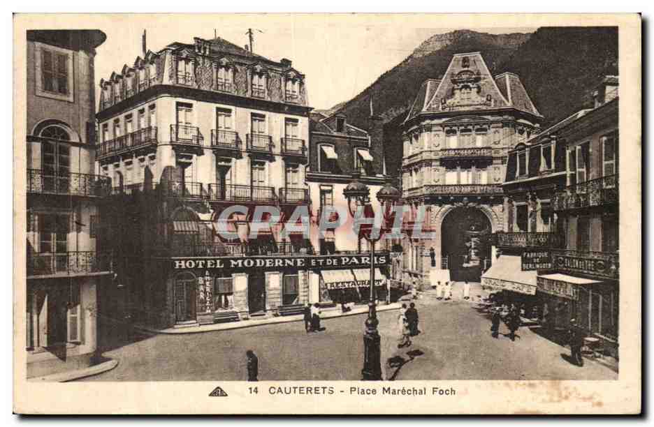Cauterets - Place Maréchal Foch — Hôtel Moderne et de Paris, vue de rue avec montagnes — éditeur C° Alhaciens des Arts photomécaniques, Strasbourg