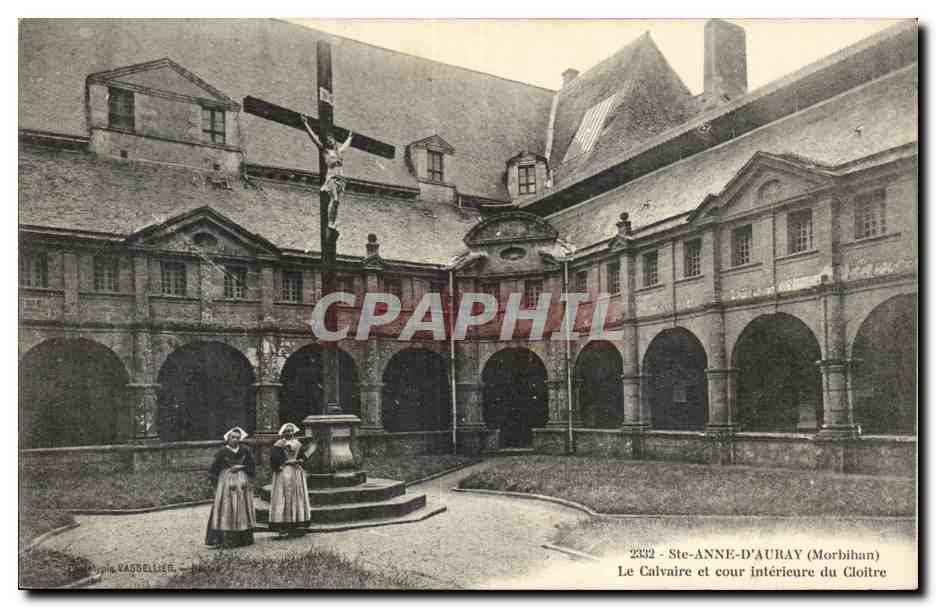 Sainte Anne d'Auray CPA Le calvaire et cour interieure du cloitre