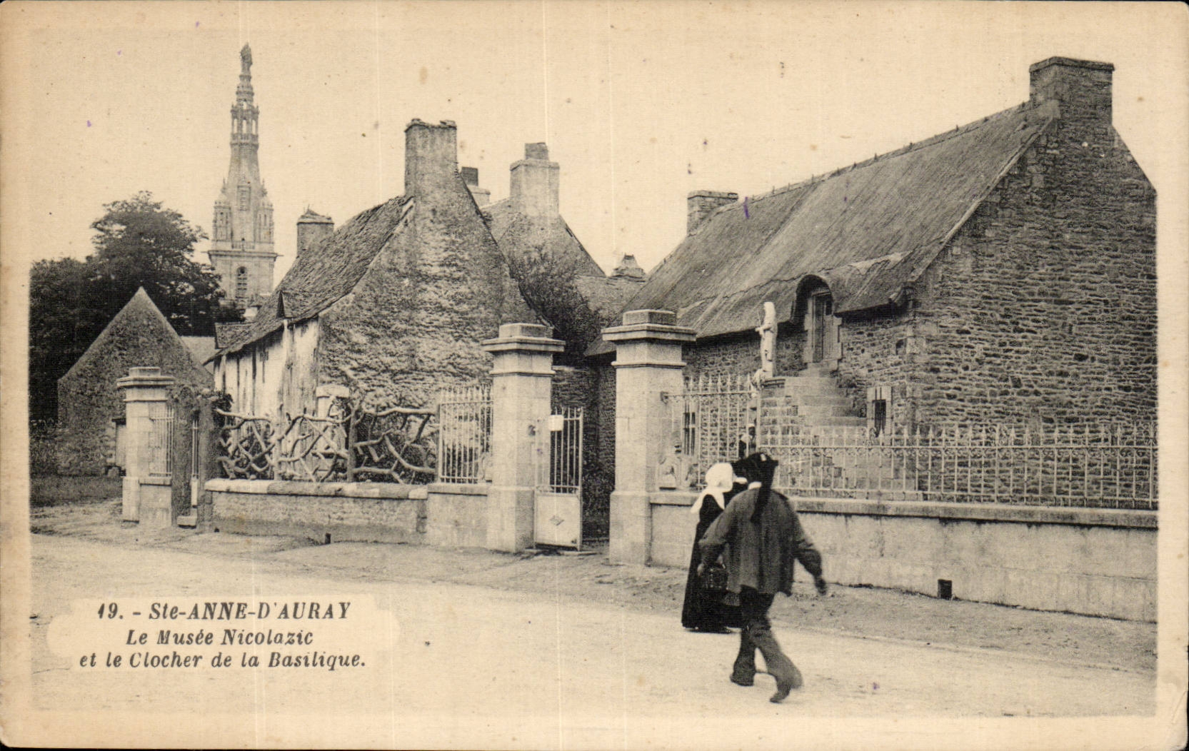 Sainte Anne d'Auray CPA le musee nicolazic et le clocher de la basilique