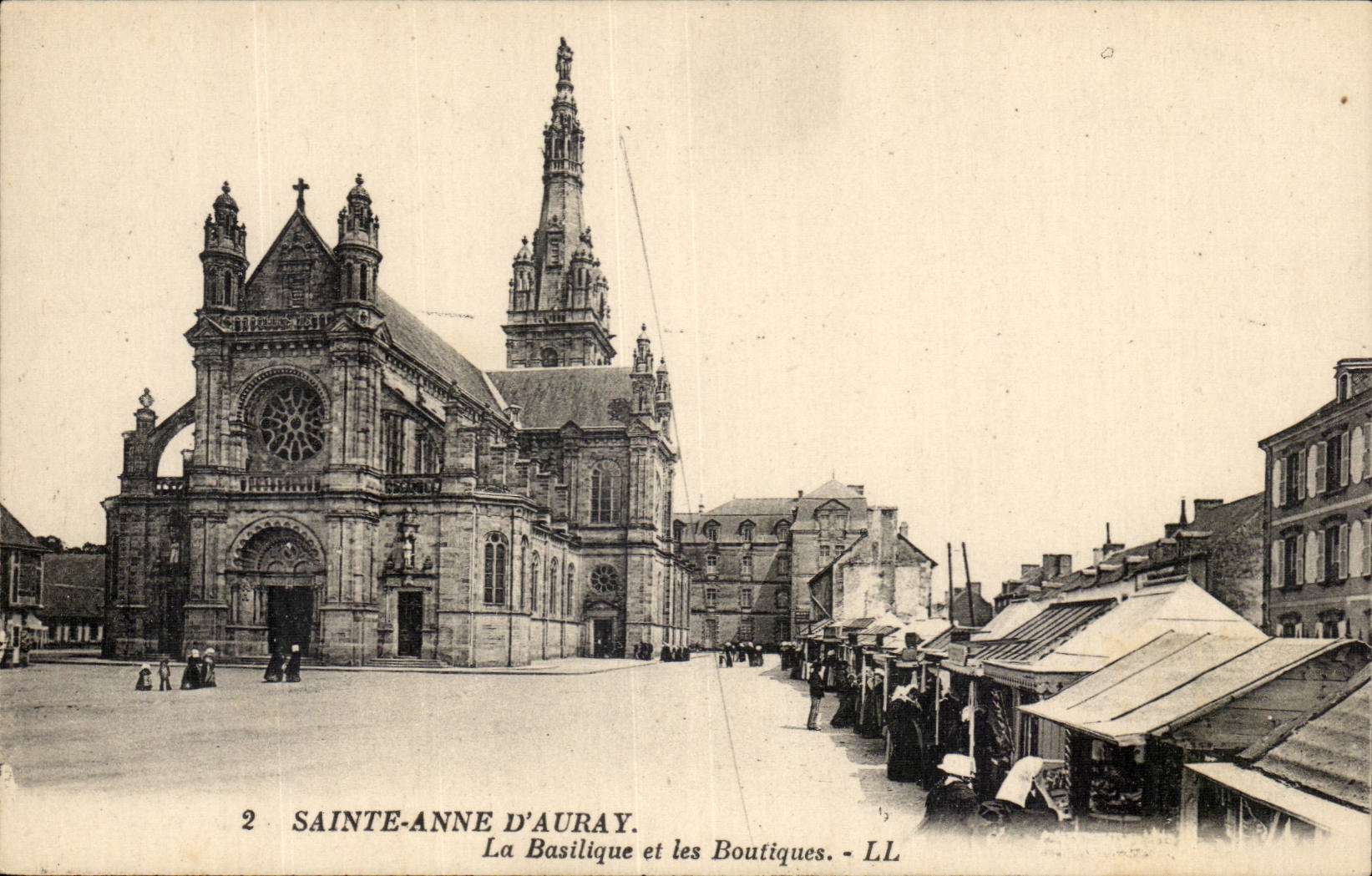 Sainte Anne d'Auray CPA La basilique et les boutiques