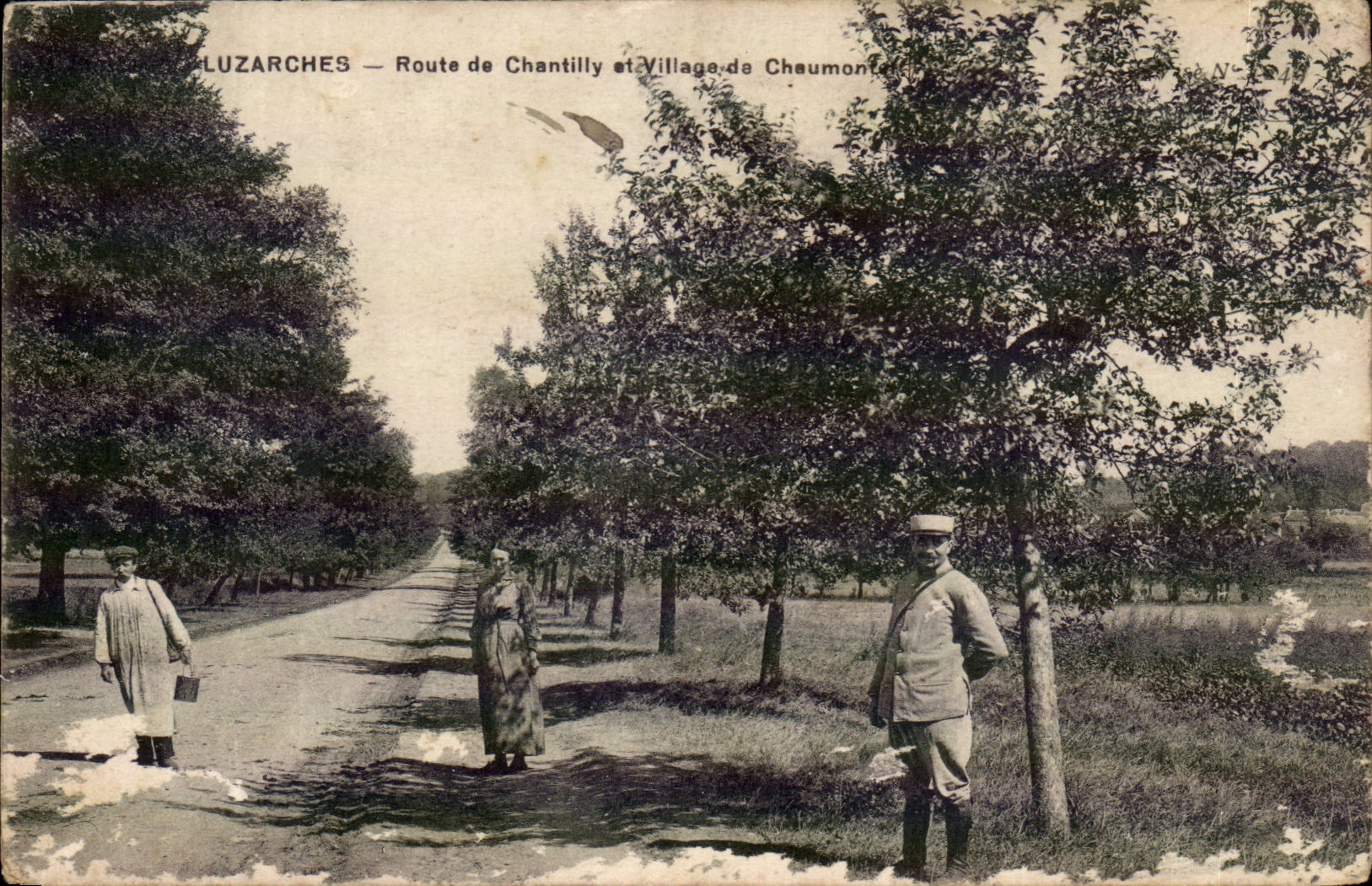 Luzarches CPA Route de Chantilly et village de Chaumont
