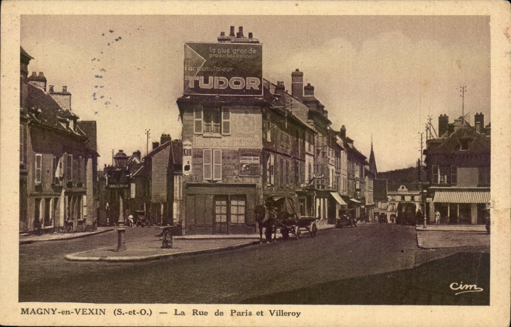 Magny en Vexin CPA La rue de Paris et Villeroy