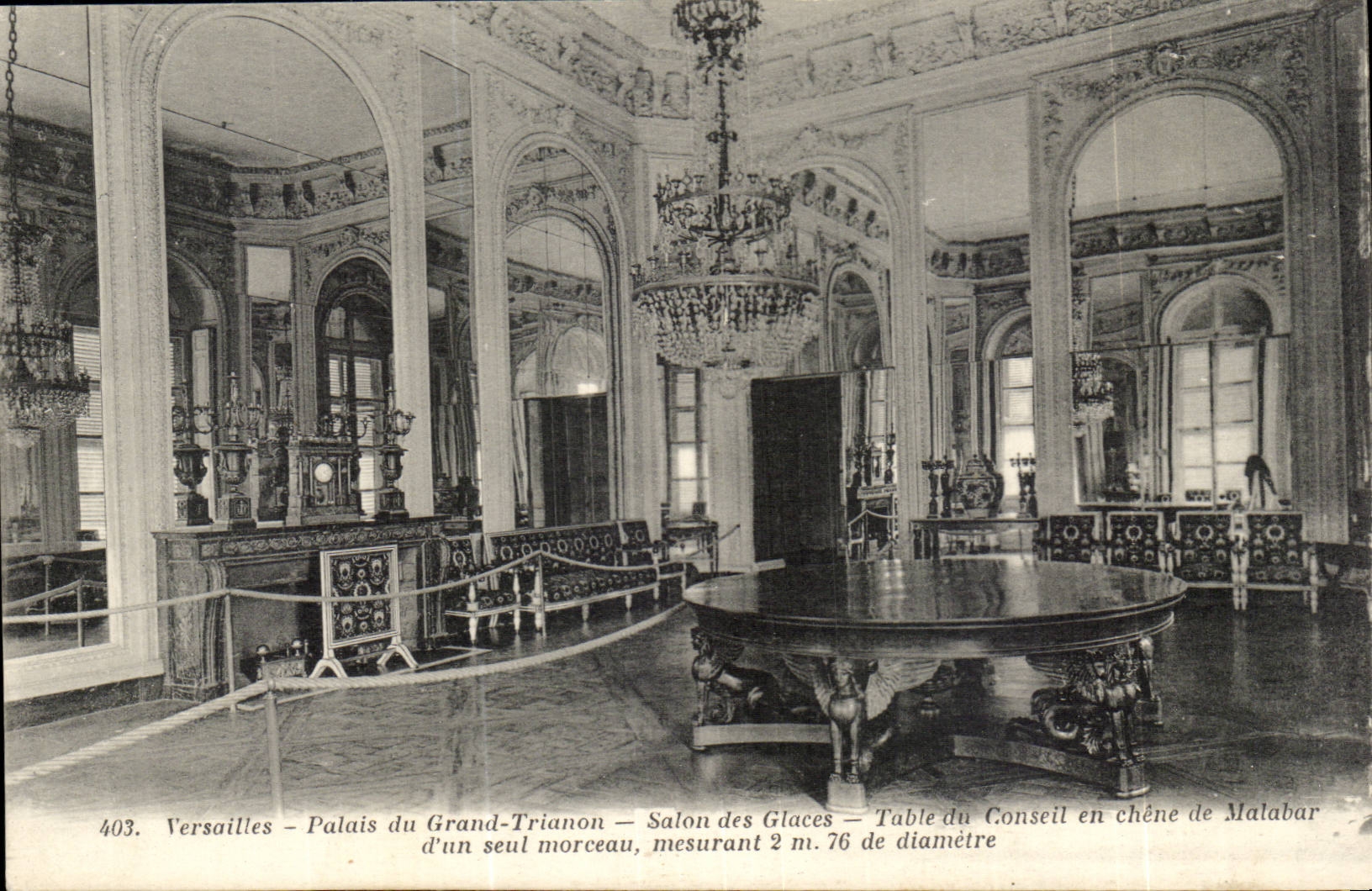 Versailles - Palais du Grand-Trianon - Salon des Glaces - Table du Conseil en chêne de Malabar d'un seul morceau, mesurant 2 m. 76 de diamètre