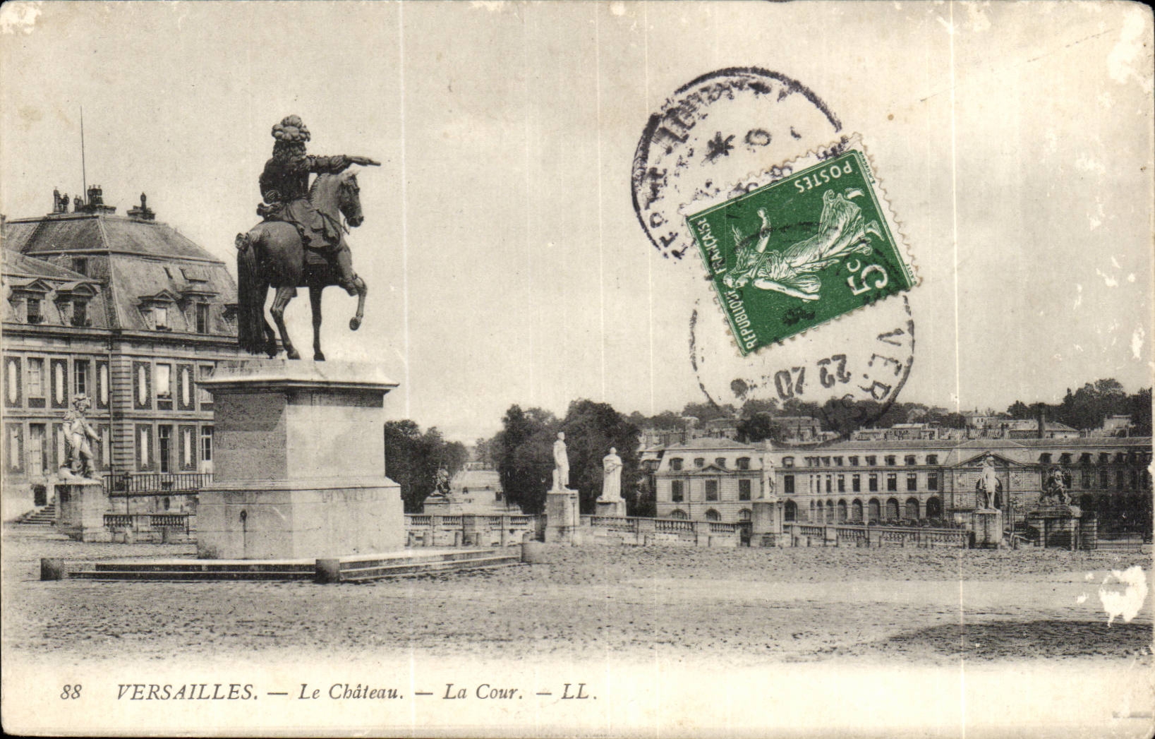 Versailles CPA Le chateau La cour