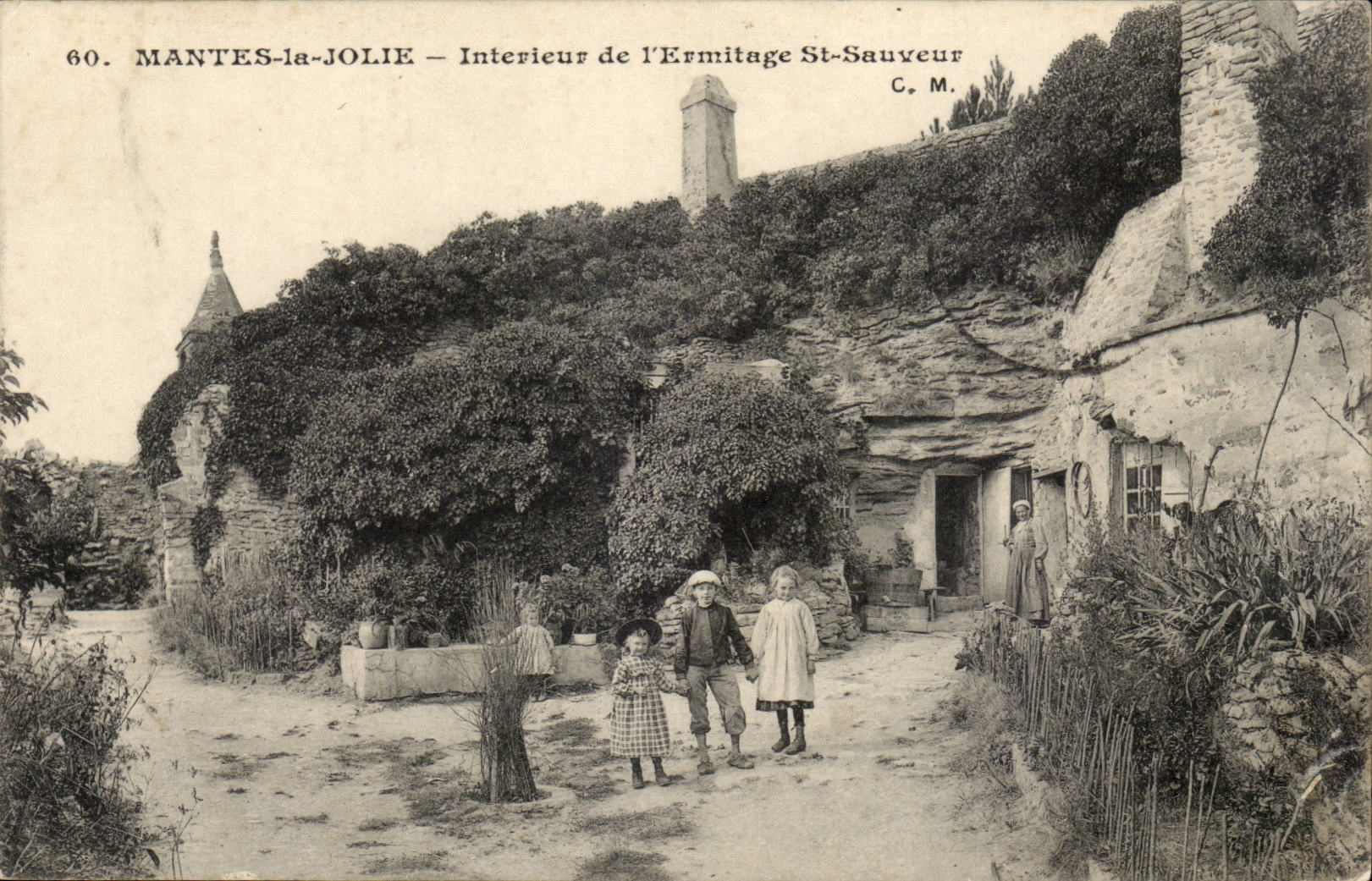 MANTES-la-JOLIE — Intérieur de l'Ermitage St-Sauveur — C. M.