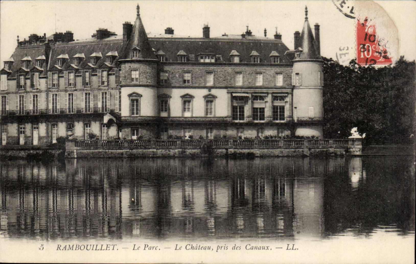 Rambouillet — Le Parc — Le Château, pris des Canaux — LL.