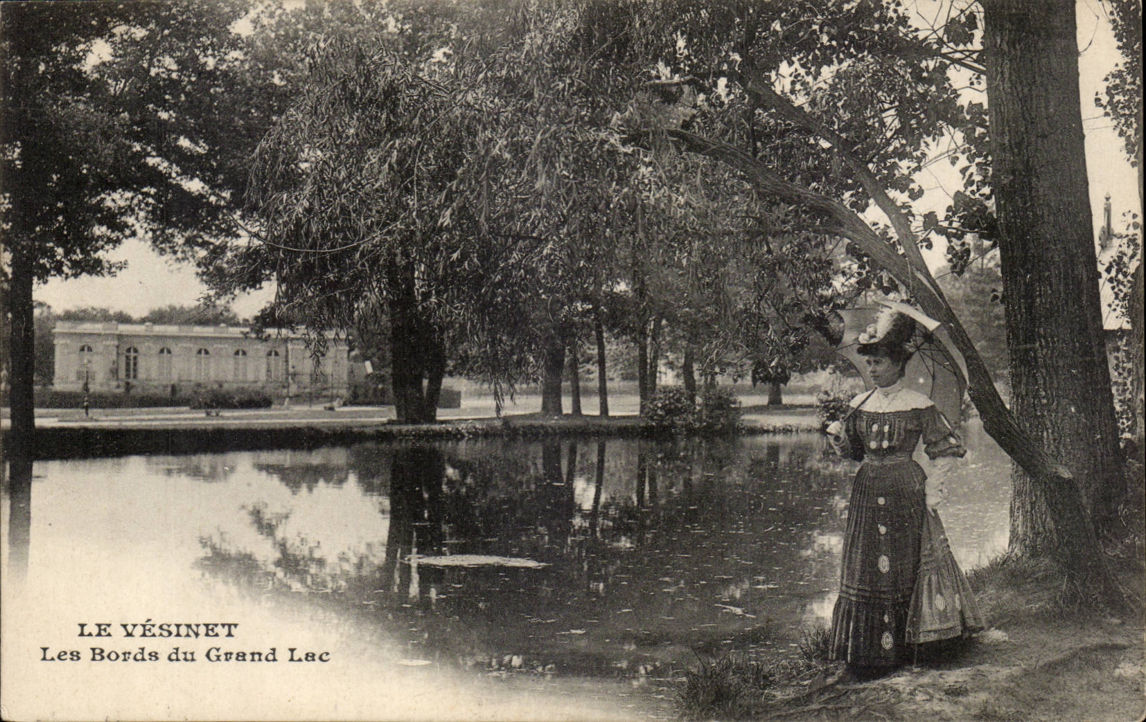 Le VEsinet CPA Les bords du grand lac (femme elegante)