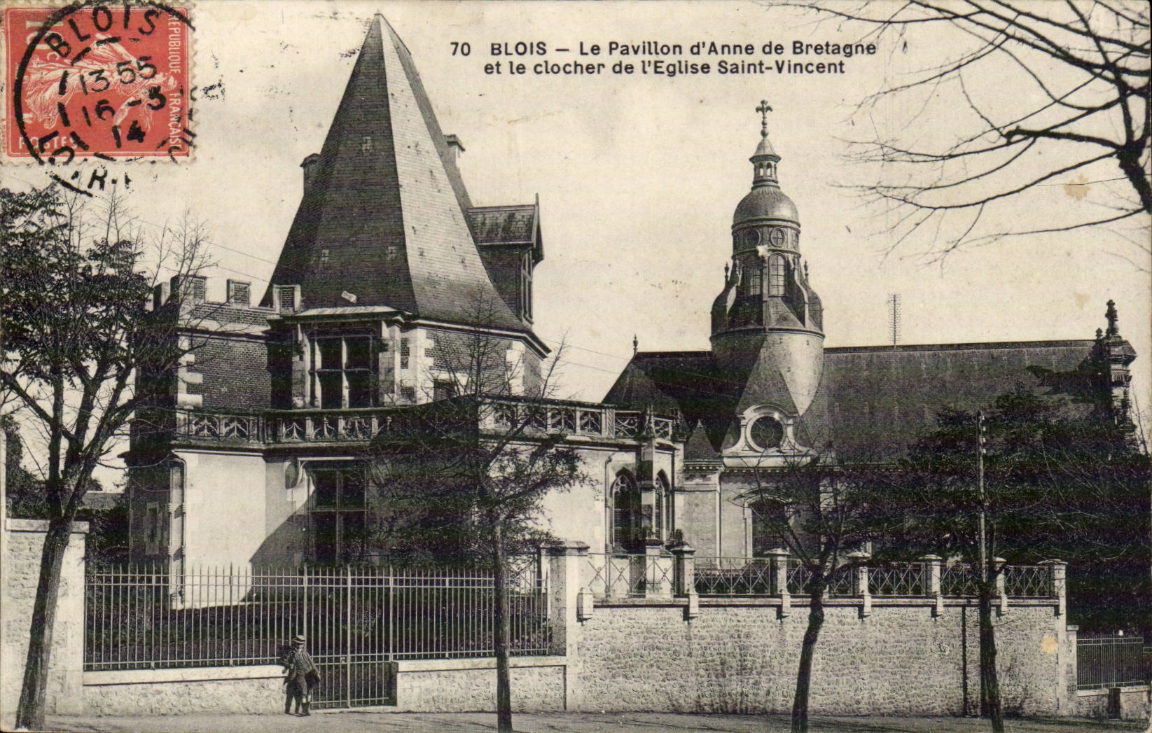 CPA Blois Le pavilon d'Anne de Bretagne et le clocher de l'eglise Saint Vincent