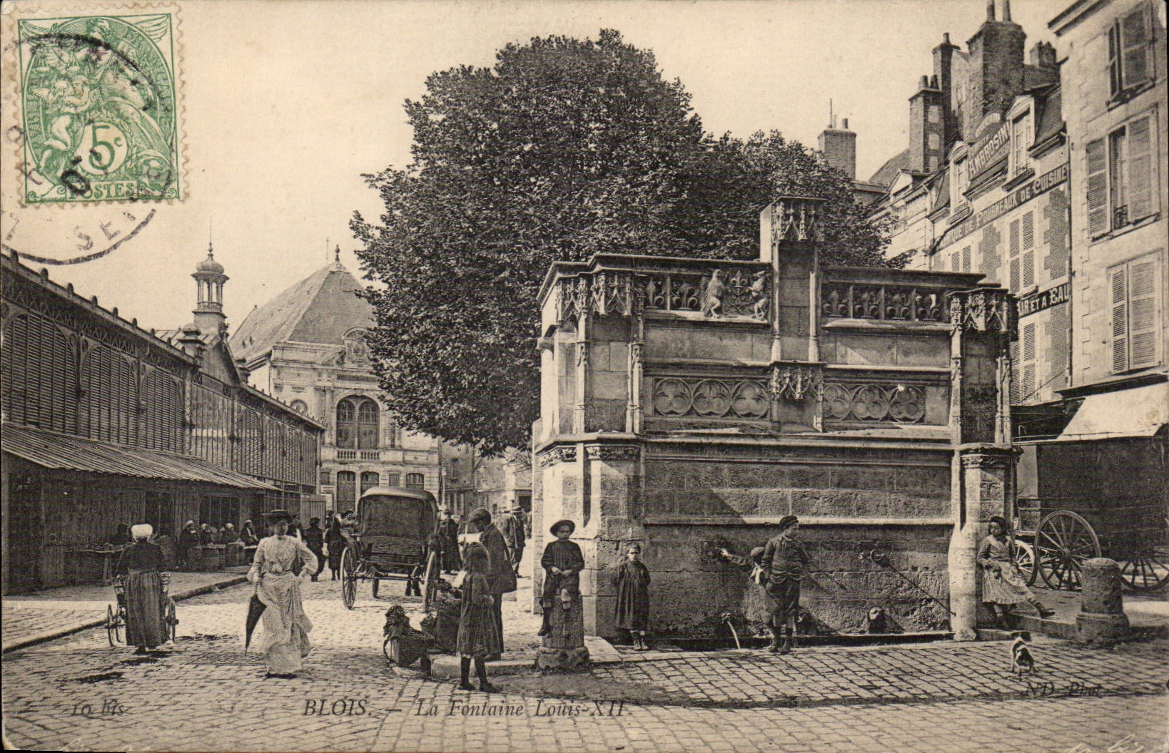 CPA Blois La fontaine Louis XII (enfants)