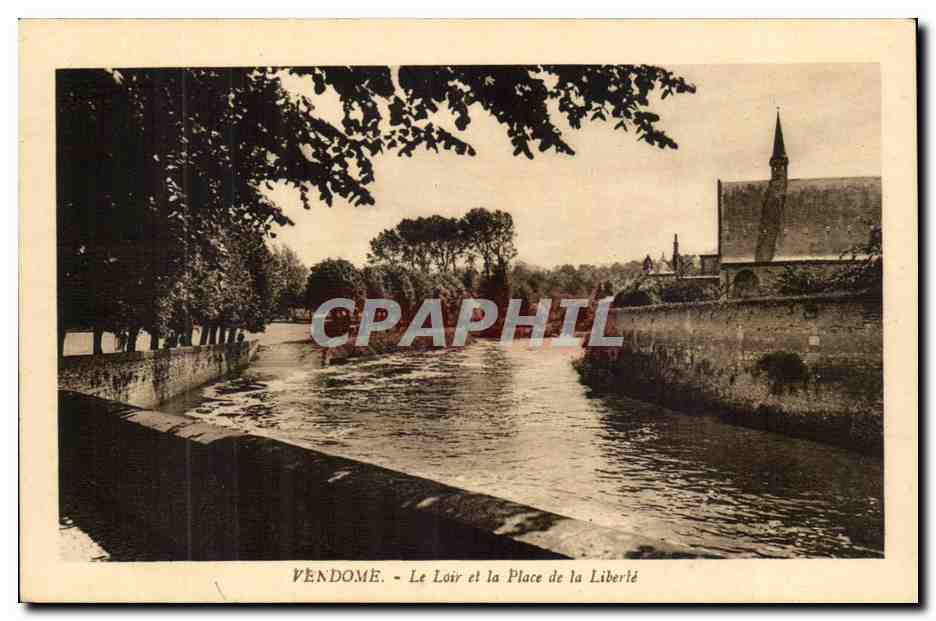 VEndome CPA Le Loir et la place de la Liberte
