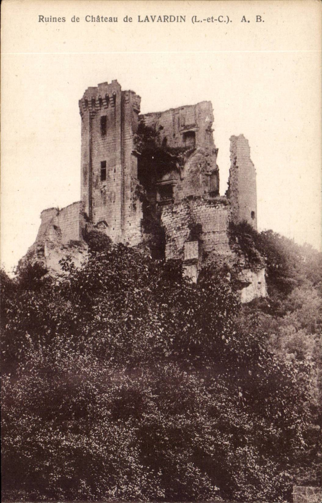 Ruines de Château de Lavardin (L.-et-C.) — A. B.