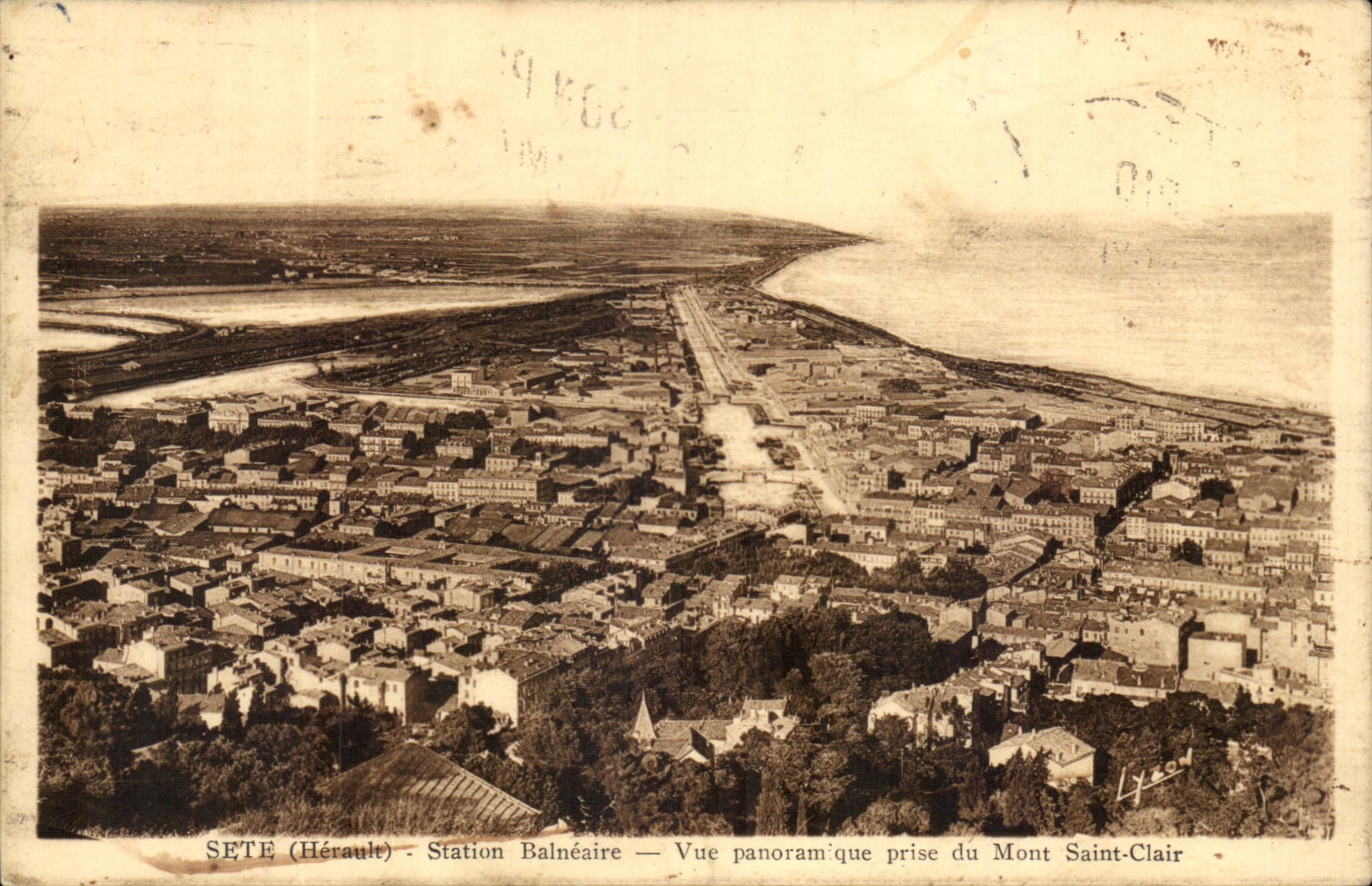 Cette CPA Station balneaire Vue panoramique prise du Mont St Clair