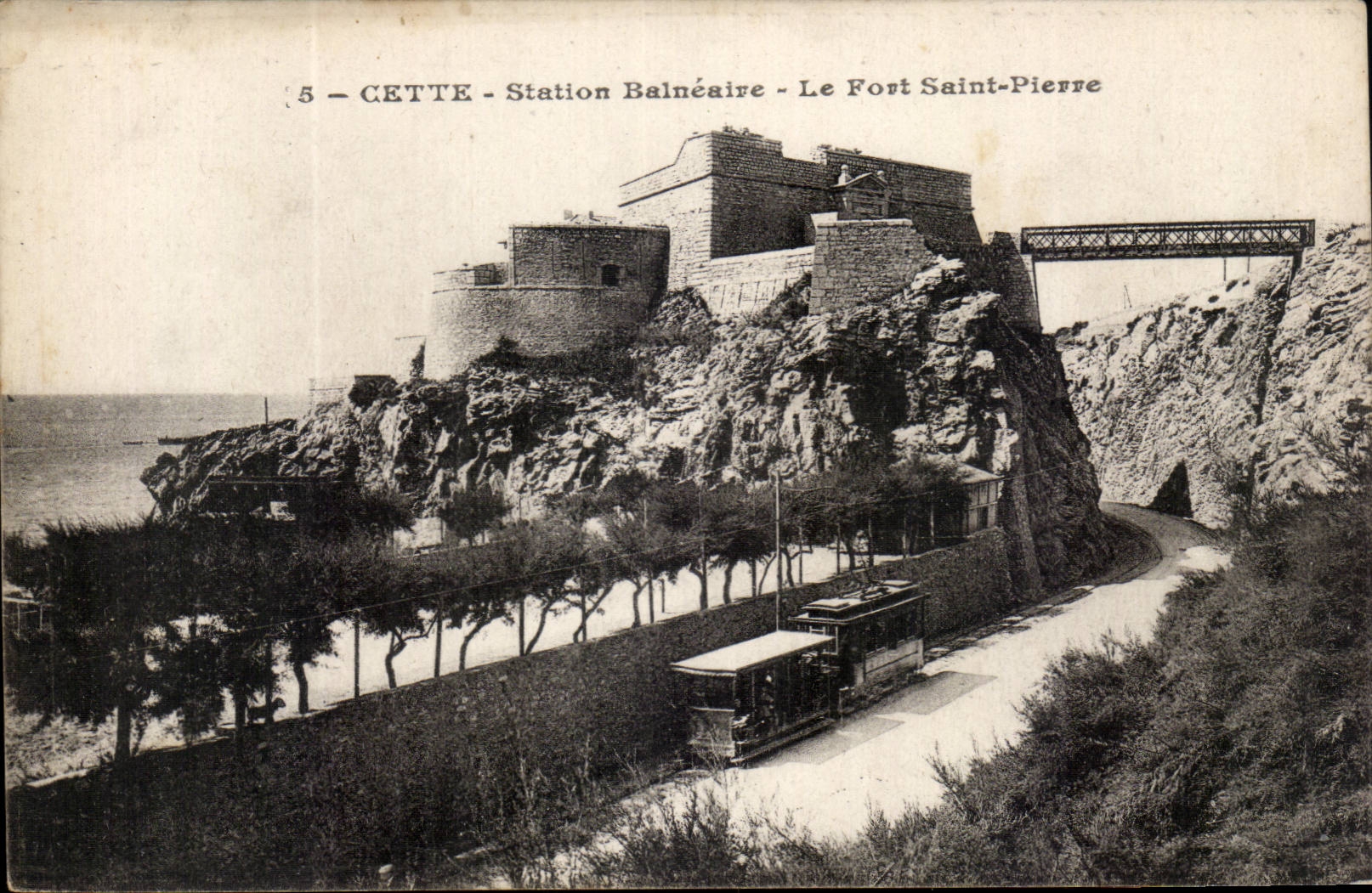 Cette CPA Station balneaire Le fort Saint Pierre (tramway)