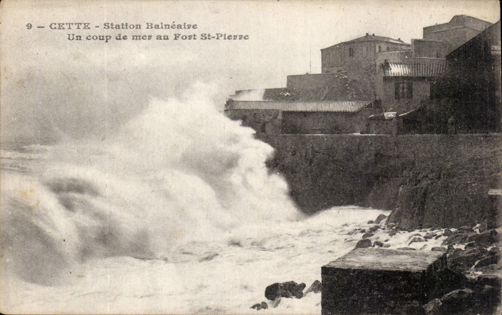 Cette CPA Station balneaire Un coup de mer au fort St Pierre