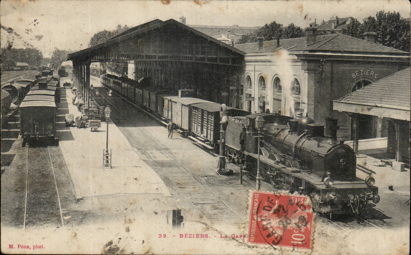 Beziers CPA La gare (train en gros plan)