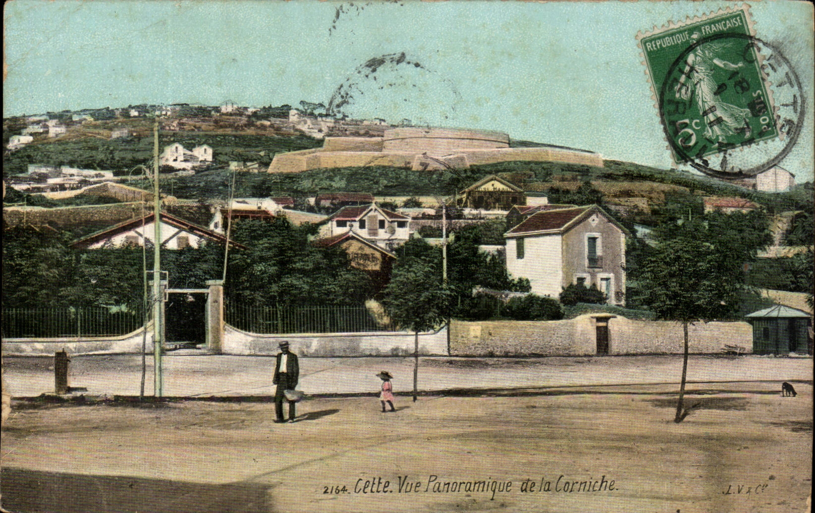 Cette CPA Vue panoramique de la corniche