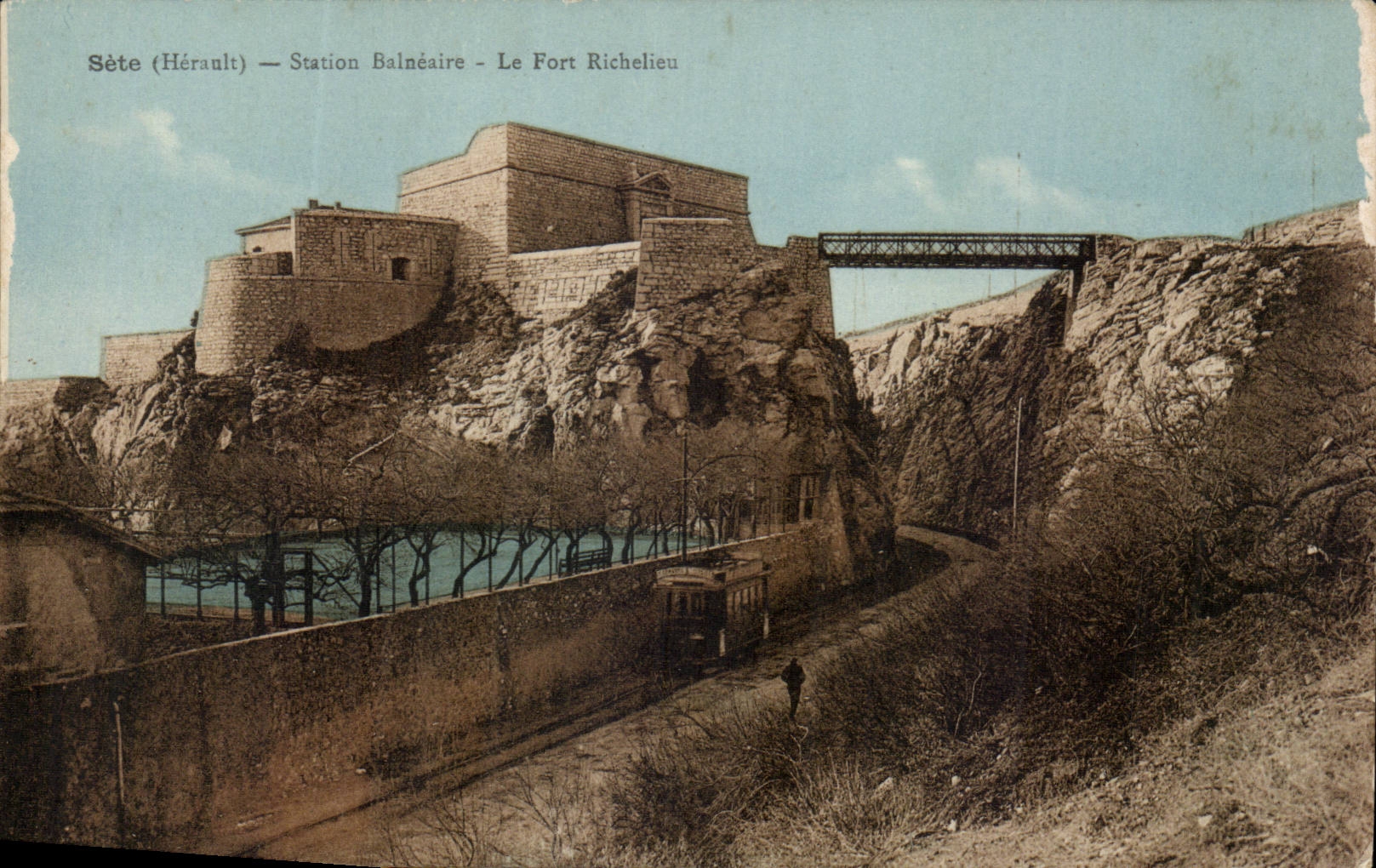 Cette CPA Station balneaire Le fort Richelieu (train)