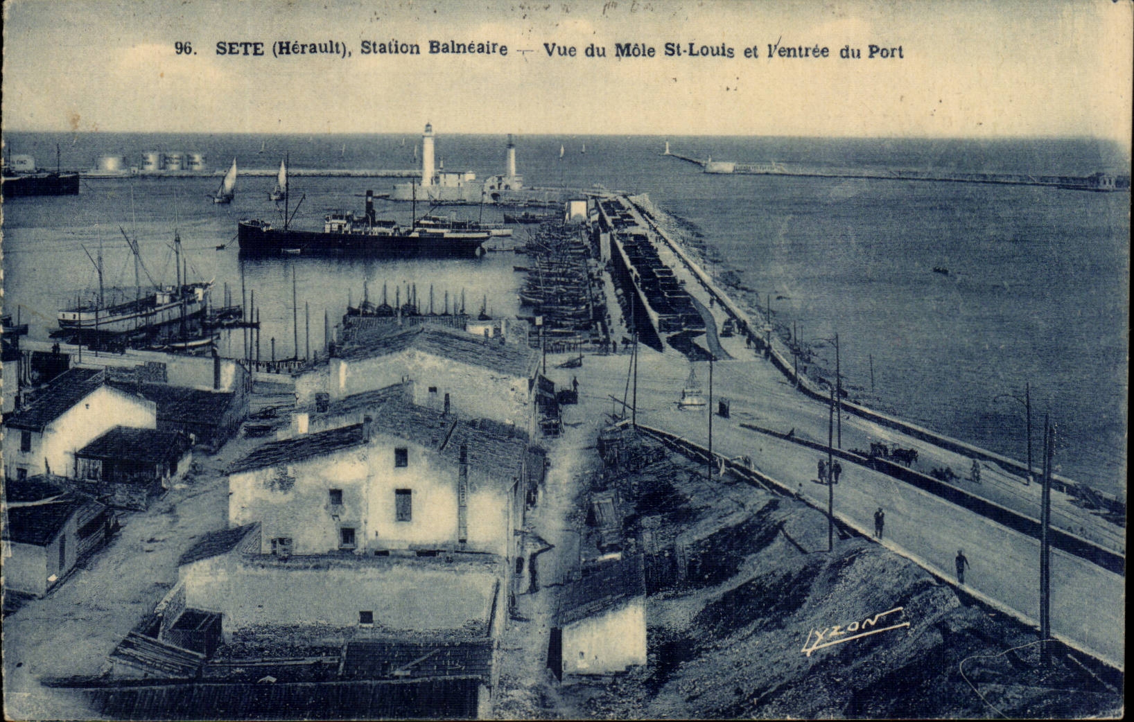 Cette CPA Station balneaire Vue du Mole St Louis et l'entree du port