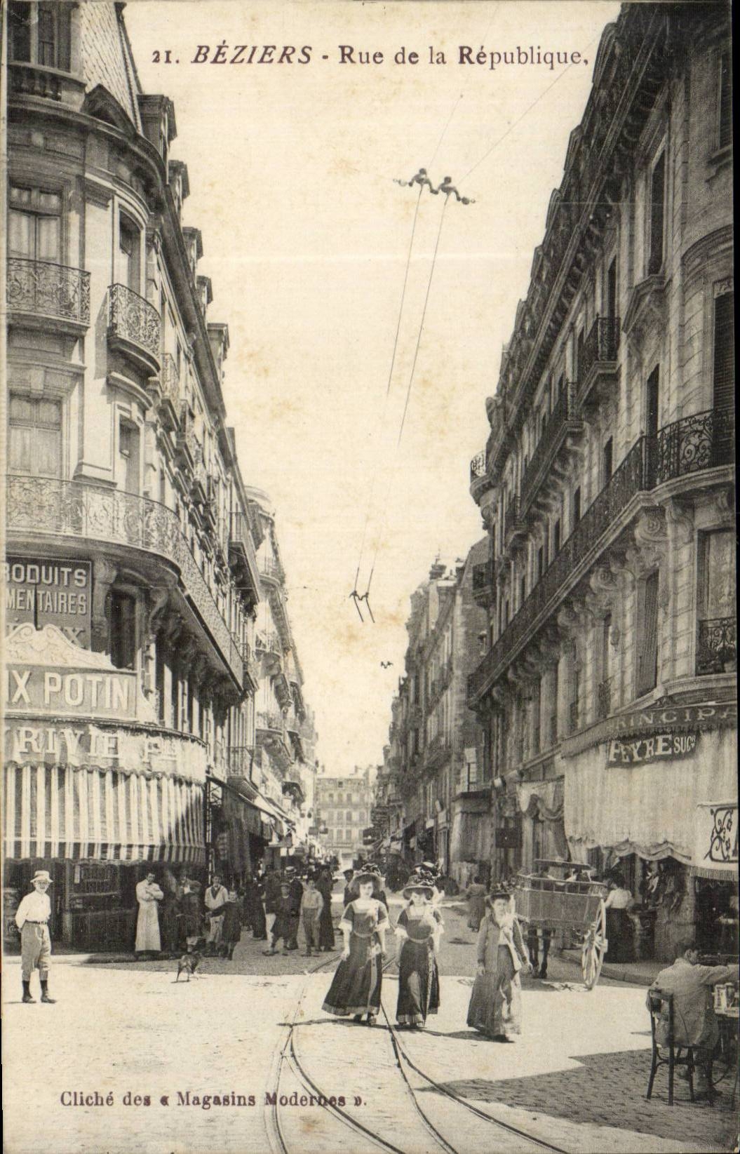 Béziers - Rue de la République — vue de la rue avec tramways et commerces — Cliché des « Magasins Modernes »