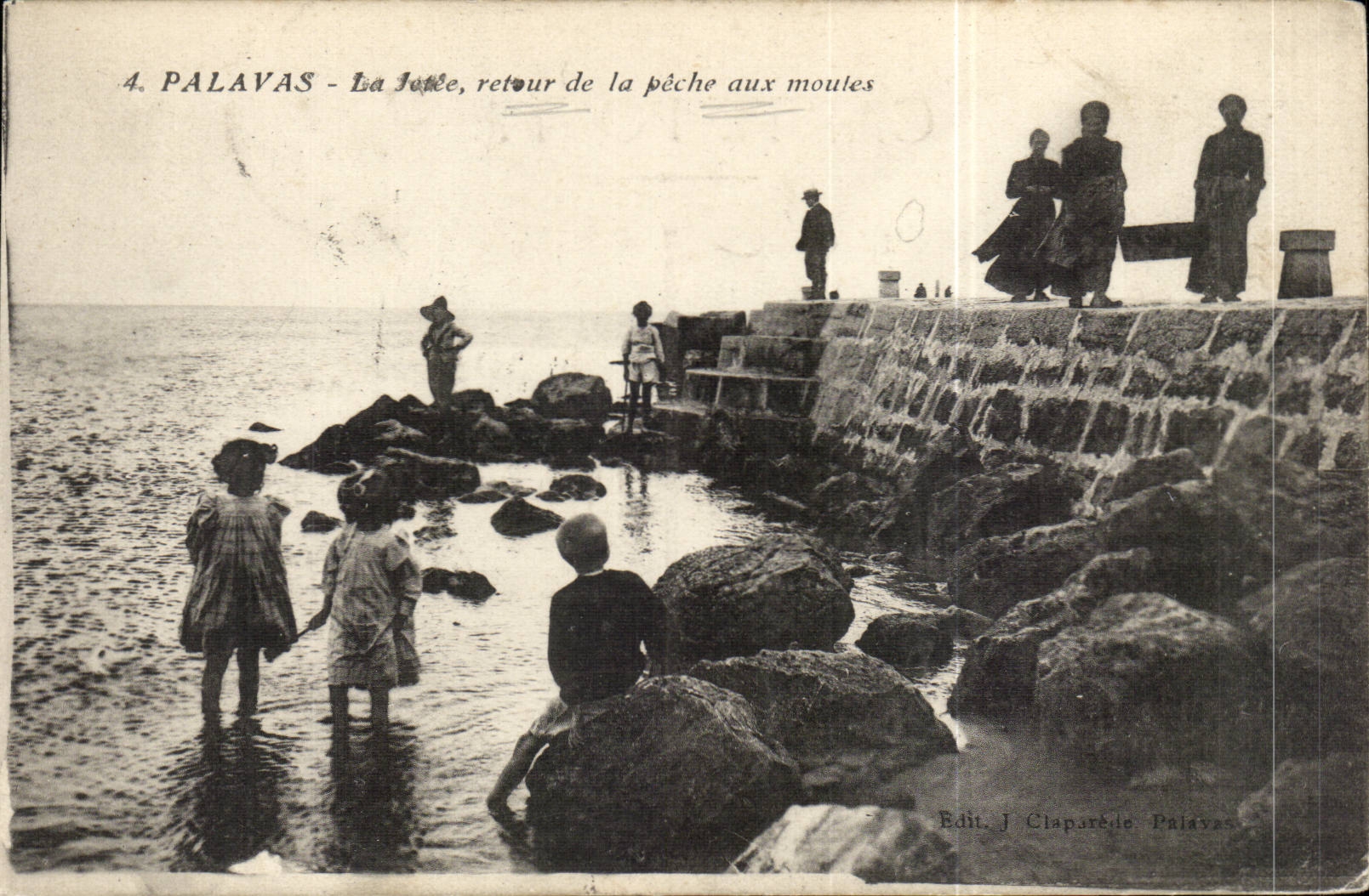 Palavas CPA La jetee retour de la peche aux moules